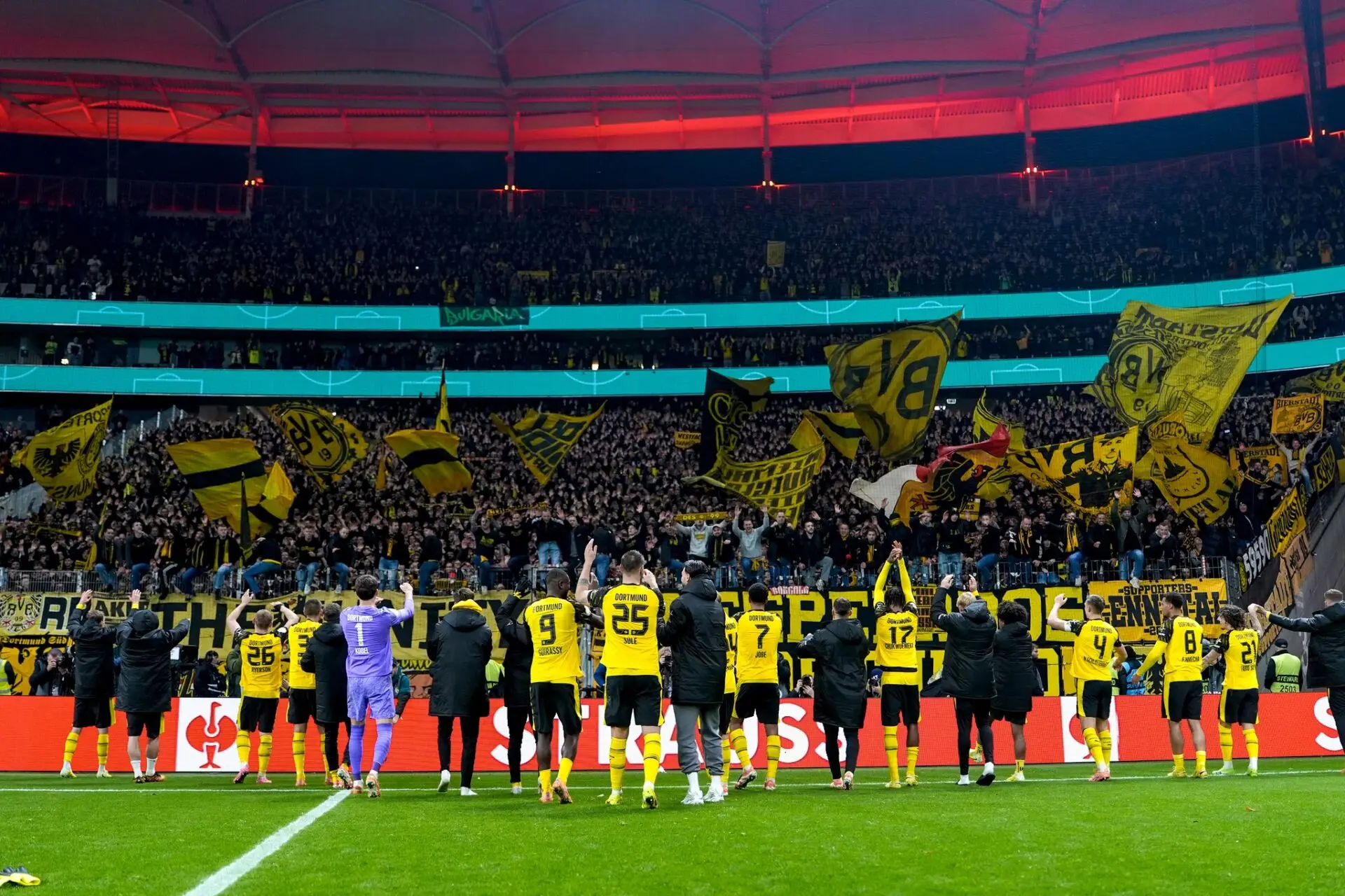 Borussia-Dortmund-jogadores-e-aficionados.jpg